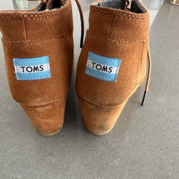 TOMS Women's Size 7 Brown Suede Ankle Lace Up Wedge 2.5" Booties - Picture 2 of 10